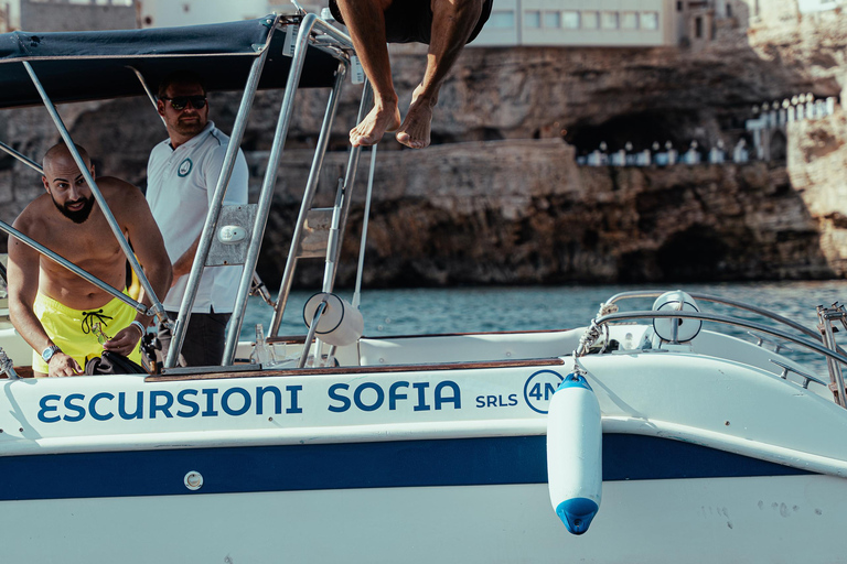 Polignano a Mare: Crucero en lancha rápida a las cuevas con aperitivoCrucero en grupo