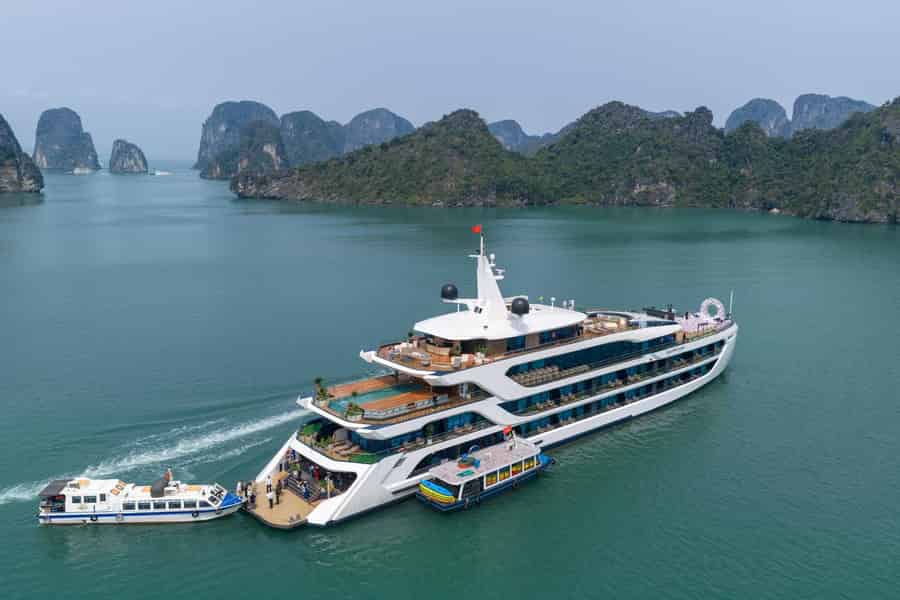 KOSTENLOSER Transfer: 2-tägige Halong-Luxus-Kreuzfahrt mit Balkonkabine & Kajakfahren. Foto: GetYourGuide KOSTENLOSER Transfer: 2-tägige Halong-Luxus-Kreuzfahrt mit Balkonkabine & Kajakfahren. Foto: GetYourGuide