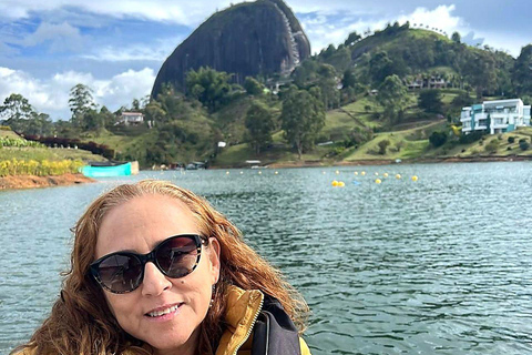 Guatapé: Boat Tour, Peñol Rock & Colorful Town with Meals