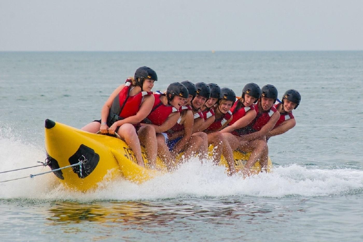 Barcelona: Paseo en barco banana hinchable
