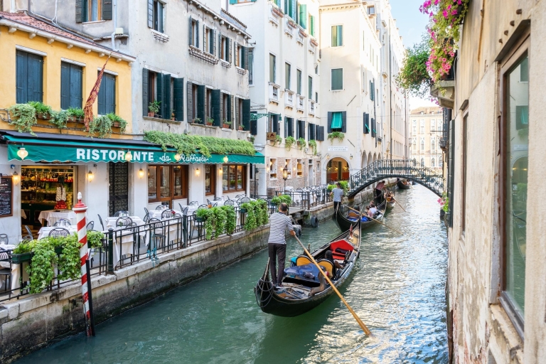 Venice: Romantic Gondola tour and Dinner for two Price per couple : Gondola + Dinner for 2 people