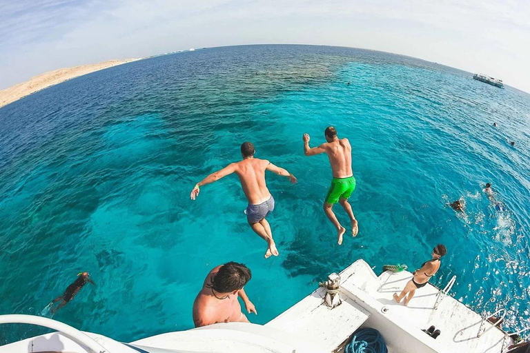 Hurghada: Excursão de mergulho com golfinhos e recifes de coral com almoçoPasseio de barco para observação de golfinhos com snorkeling e almoço