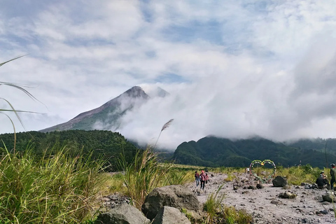 Yogyakarta: Merapi Sunrise &amp; Jomblang Cave Adventure Tour