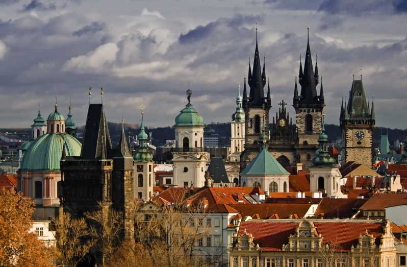 Prague: Full-Day Tour in French with Boat Ride and Lunch