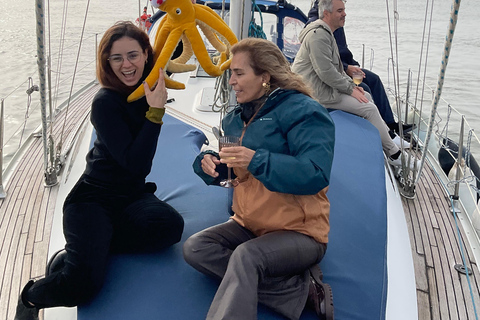 Parque das Nações: اليوغا والتأمل عند شروق الشمس على متن مركب شراعي!