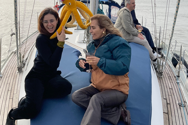 Parque das Nações: اليوغا والتأمل عند شروق الشمس على متن مركب شراعي!