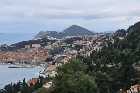 From Split: Dubrovnik Day Trip incl. Stop in Ston