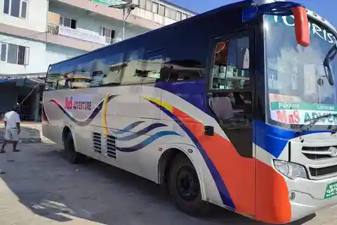 Biglietto dell'autobus turistico da Kathmandu a Chitwan