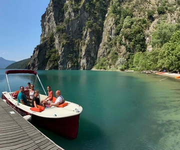 Aluguel de barco elétrico no Lago Colico Como e na Reserva Natural