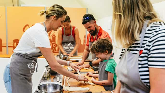 Budapest: Hungarian Chimney Cake Workshop in City Center