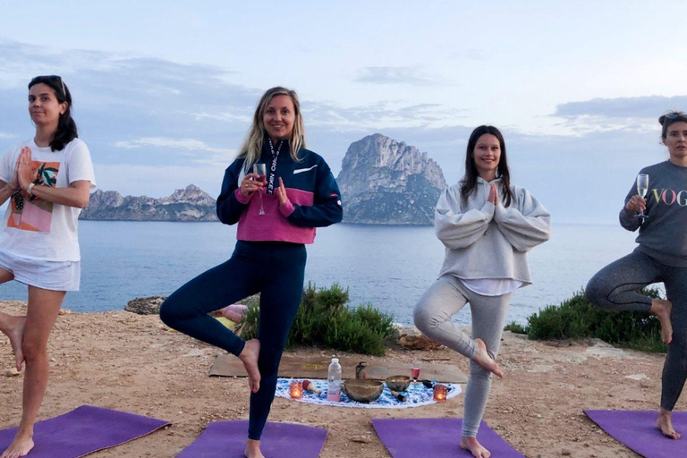 Aventura de Yoga Privada en Es VedraYoga en Ibiza: Experiencia privada de yoga mágico en Es Vedra