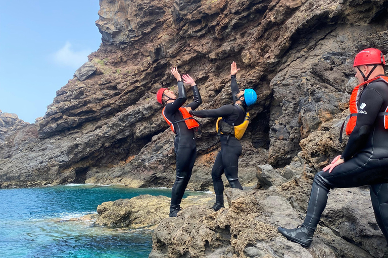 Madeira: Avventura di coasteering con snorkeling, con prelievo