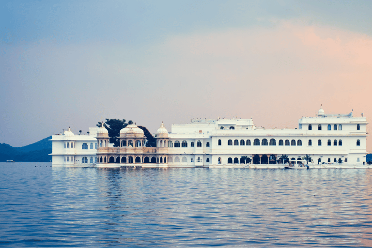 Tour della città di Udaipur di un giorno intero in auto con la guidaUdaipur: Tour guidato dell&#039;intera giornata della città di Udaipur in taxi