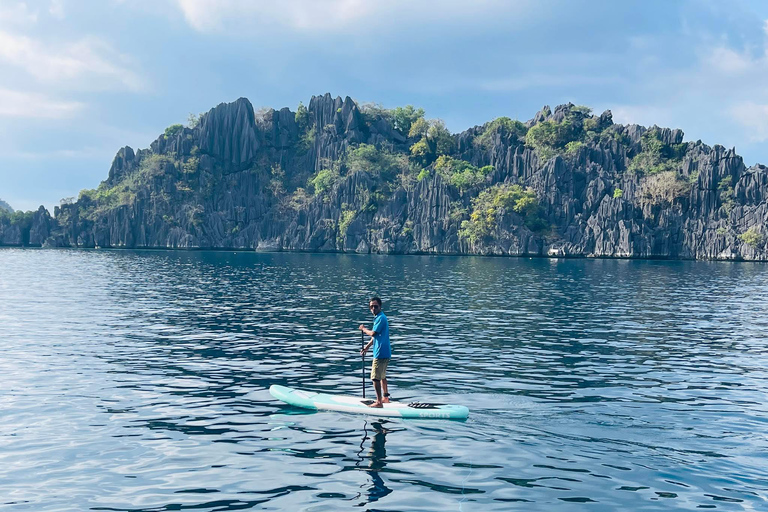 Isola di Coron: Tour di un giorno in trimarano con pranzo e snorkeling