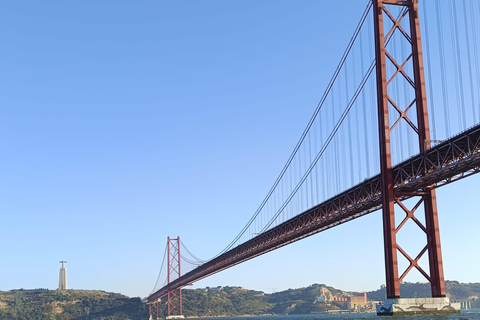 Lisbona: tour pomeridiano in barca a vela con drinkLisbona: tour pomeridiano in barca a vela con bevande incluse