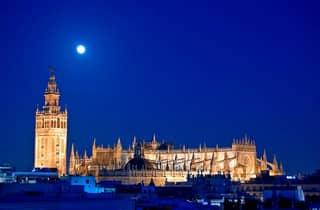 Sevilla: Nachttour mit Führung durch die Kathedrale von Sevilla und Lichtshow