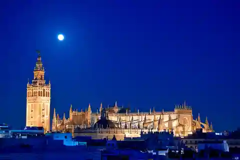 Sevilla: Guidet nattomvisning og lysshow i katedralen i Sevilla