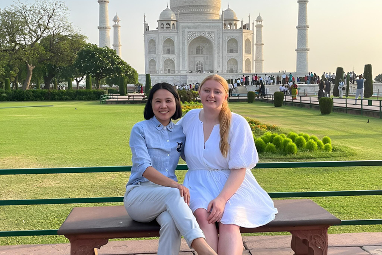 Delhi: Private Taj Mahal Sunrise Same Day Tour with Transfer A/C Car + Tour Guide only