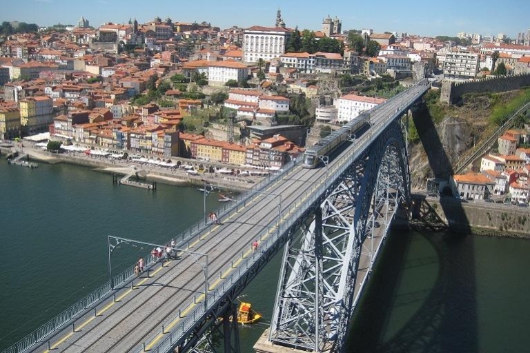 Descubre lo mejor de Oporto: 3 horas en Vespa