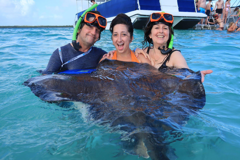 St.John's, Antigua: Stingray City & Long Bay Shore Excursion