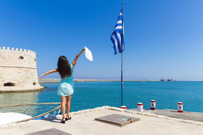 Heraklion: Private Photoshoot in Old Town and Harbour Premium: 50 photos | 60 mins