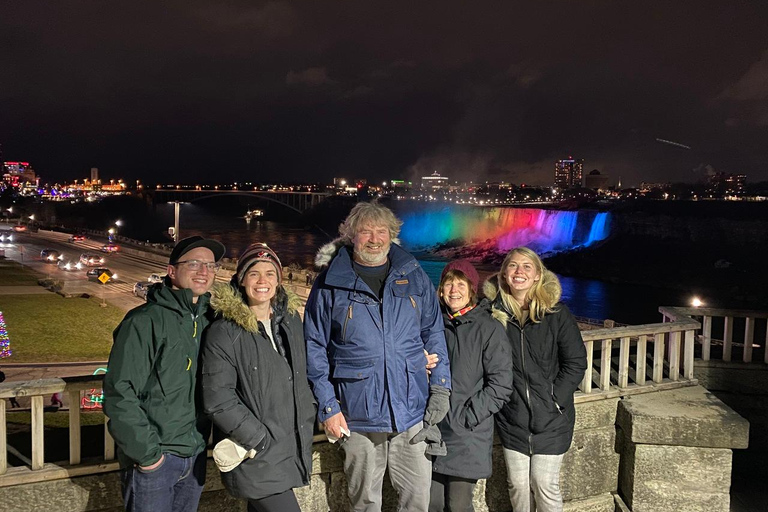 Wodospad Niagara - prywatna nocna wycieczka z kolacją, łodzią i wieżąWycieczka nocna do wodospadów Niagara z kolacją, łodzią i wieżą
