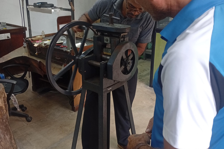 康提：香料园和手工艺人工作室嘟嘟车之旅