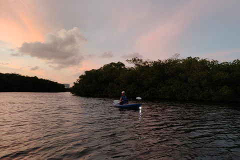 Coucher de soleil en kayak dans la lagune Nichupte par WayakCoucher de soleil en kayak dans la forêt de Magroves par Wayak