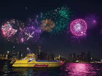 Chicago Seadog Speedboat Feuerwerkskreuzfahrt auf dem Michigansee Chicago Seadog Speedboat Feuerwerkskreuzfahrt auf dem Michigansee