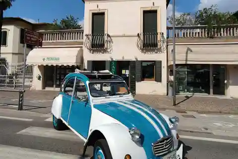 Geführte Tour in Paris in einem Oldtimer Arabisch Englischsprachig