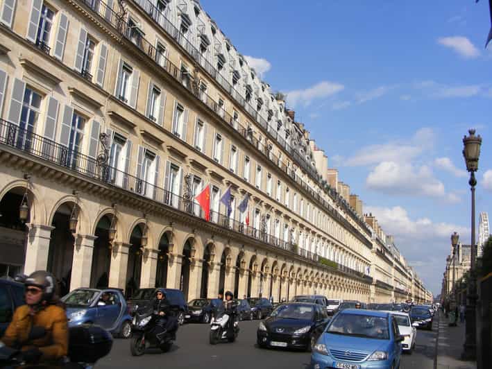 PARIS, FRANCE : Entrance to the Louis Vuitton luxury fashion store in place  Vendome in Paris. France Stock Photo - Alamy