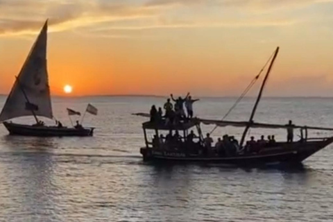 Zanzibar: Snorkeling nell&#039;atollo di Mnemba e crociera in dhow al tramonto