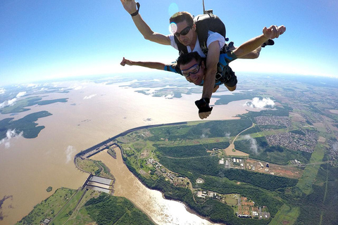 Foz do Iguaçu: Tandem Skydiving Experience with Pickup Foz do Iguaçu: Tandem Skydiving w/ Cameraman