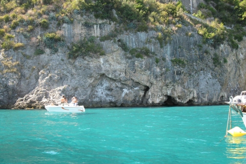 Depuis Amalfi : excursion d'une journée à Capri en bateau privé avec boissonsVisite privée en bateau de loisirs