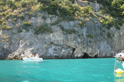 Desde Amalfi: excursión de un día a Capri en barco privado con bebidasTour privado en barco con cubierta exterior