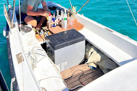 Ze Splitu/Trogiru: Błękitna Laguna i 2 wyspy - pół dnia prywatnieZe Splitu: prywatna półdniowa wycieczka do Błękitnej Laguny i Šolta Nečujam