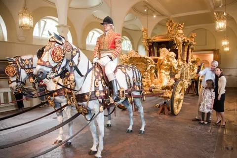 Royal Mews: Royal Walking Tour with Guard Change & Royal Mews