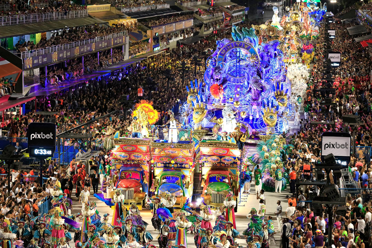 Carnevale di Rio 2026: biglietto con posto assegnato nel settore 9 e trasportoTrasferimento al Sambodromo – Si parte tra le 22:00 e le 22:30