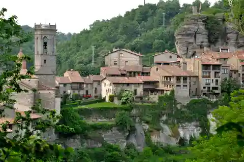 Barcelona: Pyrenees Villages and Trails Full-Day Tour