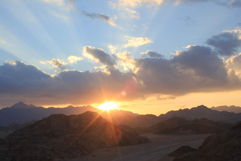 Wüstensonnenuntergang Quad-Safari, Abendessen, KamelrittTour mit Abholung von Hurghada, innerhalb der Stadt