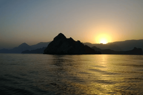Dubai: Musandam Trip Cruise Lunch & Russian or English Guide