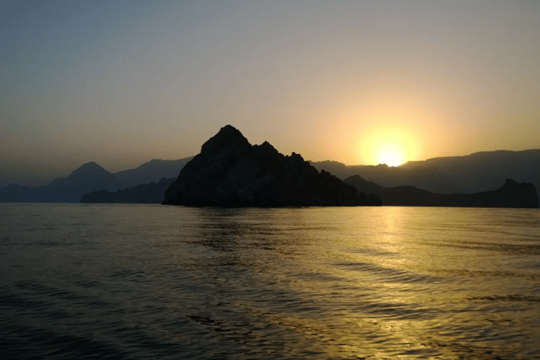 Dubai: Musandam Trip Cruise Lunch & Russian or English Guide