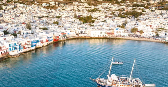 Mykonos : croisière festive au coucher du soleil avec une boisson