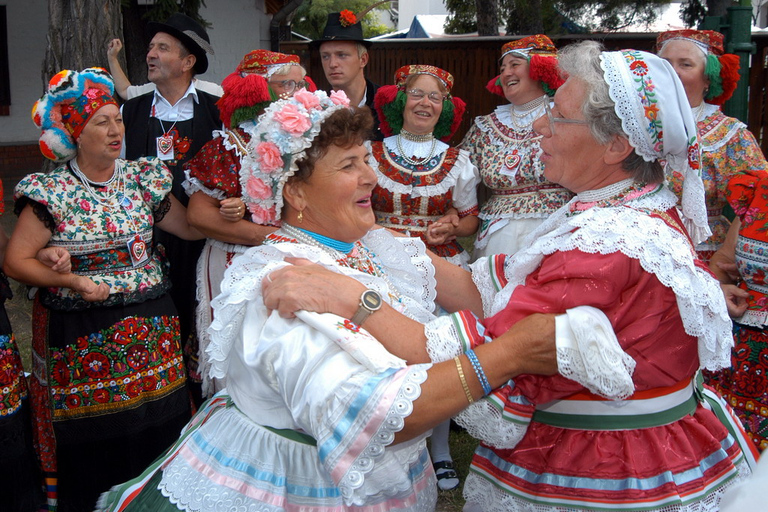 La tierra de Matyó: visita MezőkövesdTour de día completo a Matyóland y Zsóry Spa desde Budapest