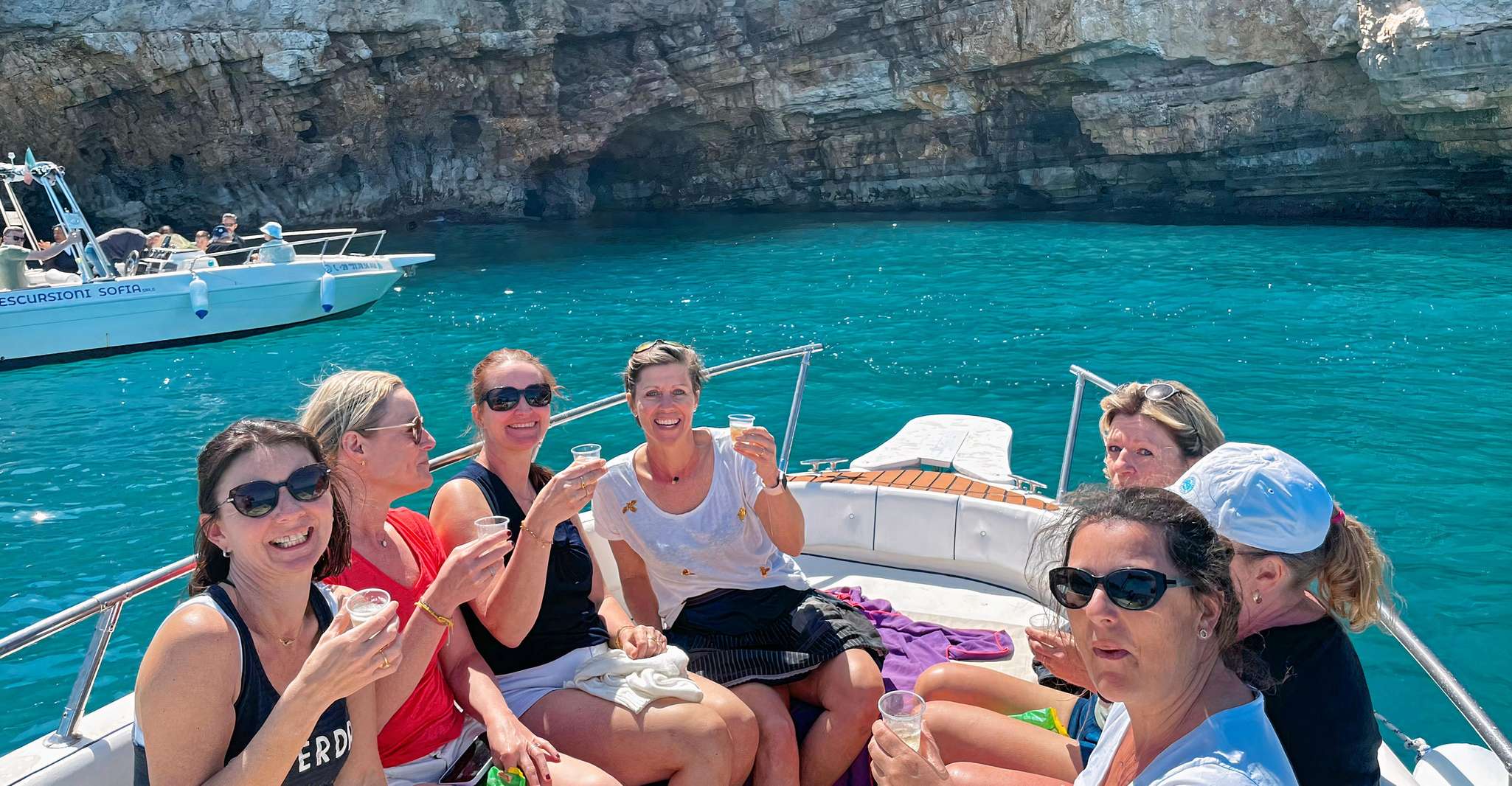 Polignano, PRIVATE Bootsfahrt zu den Höhlen mit Aperitif - Hizvo