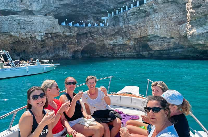 Polignano: PRIVAT båtcruise til grottene med aperitiff