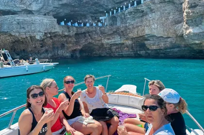 Polignano: PRIVATE Bootsfahrt zu den Höhlen mit Aperitif