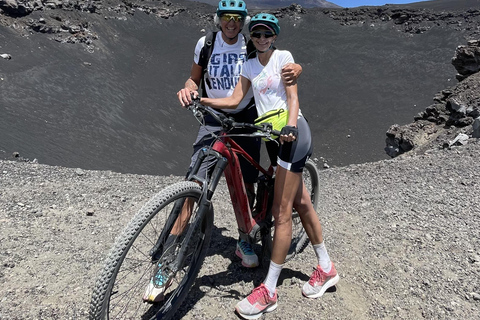 Cima dell'Etna in e-bikeE-bike sulla cima dell'Etna