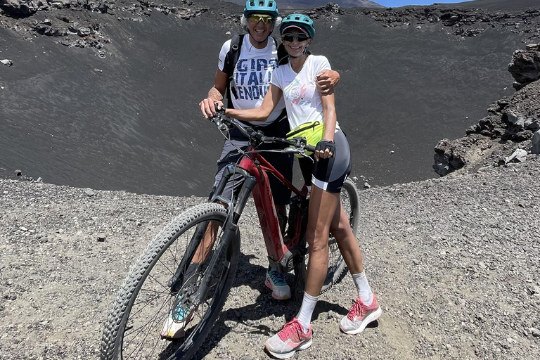 Cima dell'Etna in e-bikeE-bike sulla cima dell'Etna