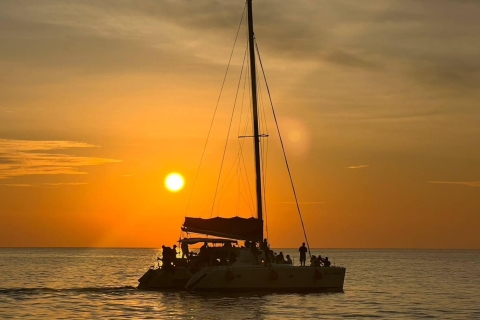 Phuket: Coral Island en diner bij zonsondergang per zeilcatamaran
